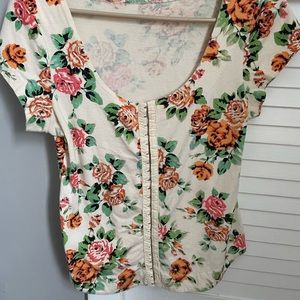 Kimchi Blue hook & eye floral blouse 🌺🌸